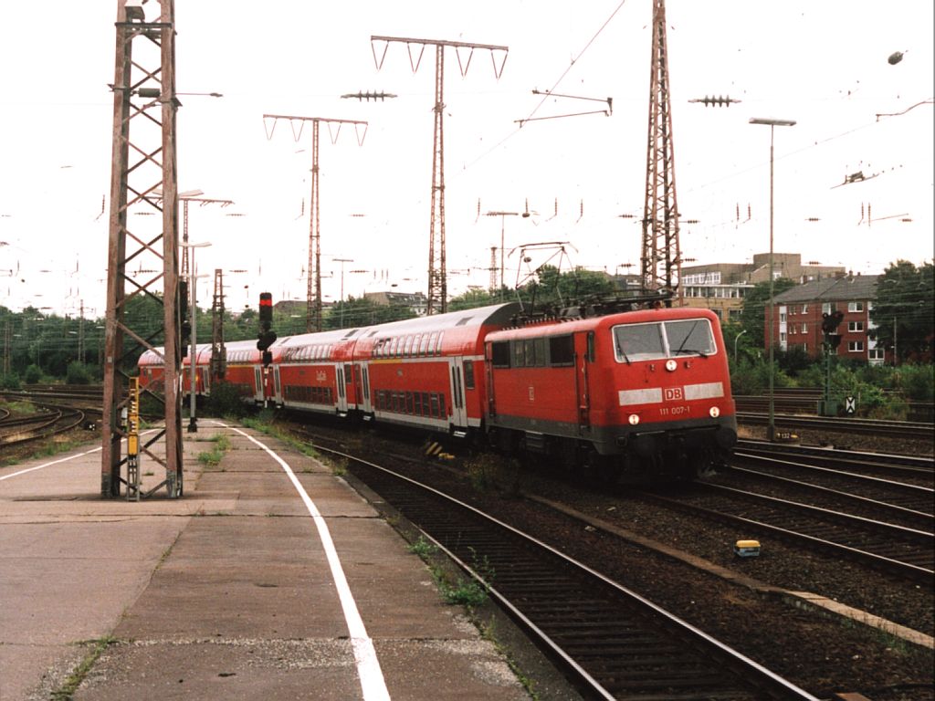 111 007-1 mit RE 2 Rhein-Haard-Express 10212 M�nster Hbf-Rheydt Hbf auf Essen Hauptbahnhof am 23-08-2004. Bild und scan: Date Jan de Vries.