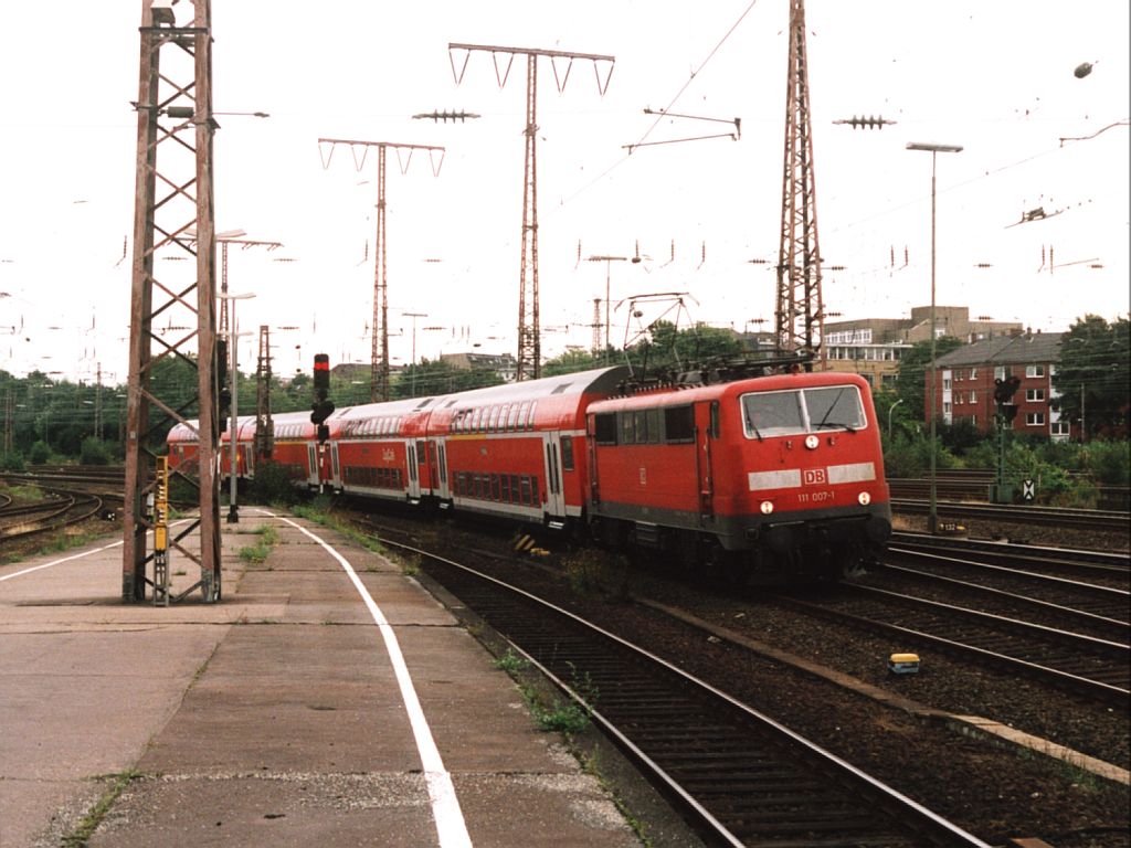 111 007-1 mit RE 2 Rhein-Haard-Express 10212 Mnster Hbf-Rheydt Hbf auf Essen Hauptbahnhof am 23-08-2004. Bild und scan: Date Jan de Vries.