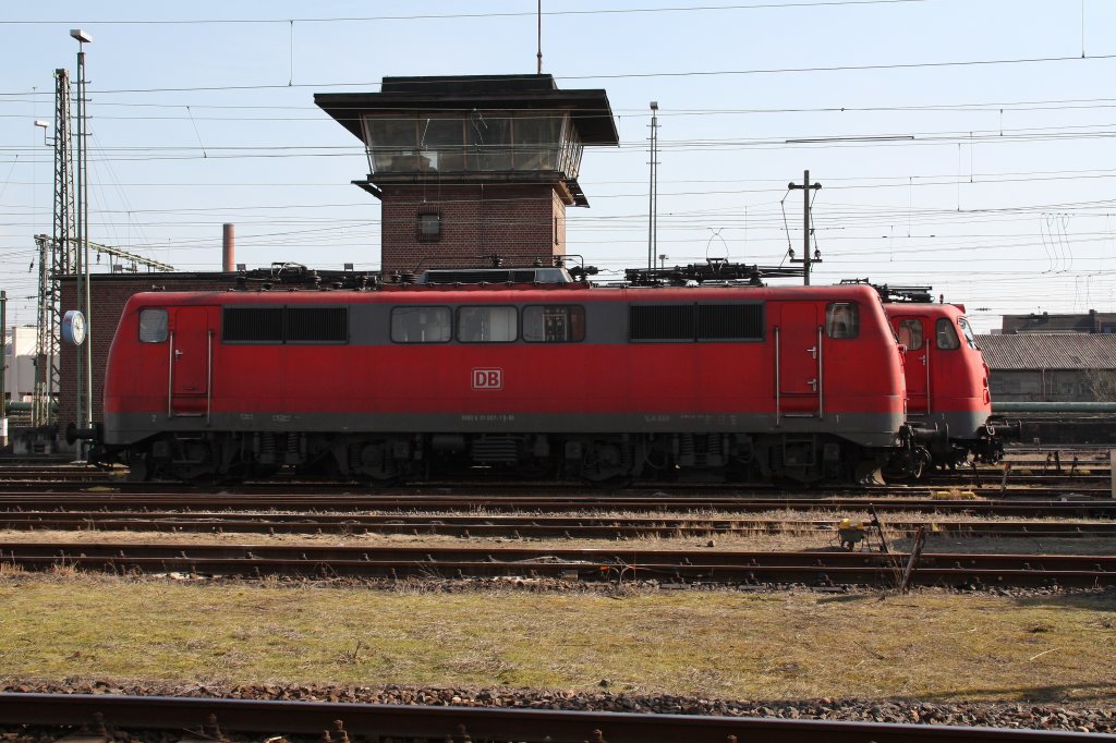 111 007 und 110 409 ruhen sich am 19.03.10 in Frankfurt(Main) gemeinsam aus.(Bild wurde von einer �ffentlichen Stra�e aus aufgenommen)