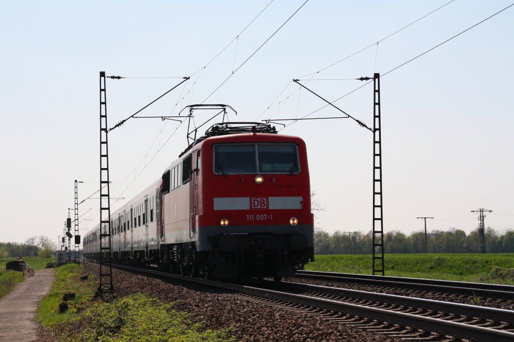 111 007 mit einer RB von Heidelberg Hbf nach Frankfurt(Main)Hbf.Am 18.04.10 in Ltzelsachsen.