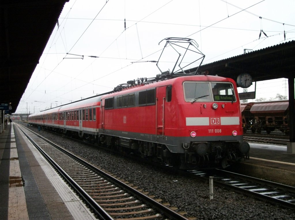 111 008 steht am 27.Dezember 2012 mit der RB 15235 nach Aschaffenburg Hbf im Hanauer Hbf.