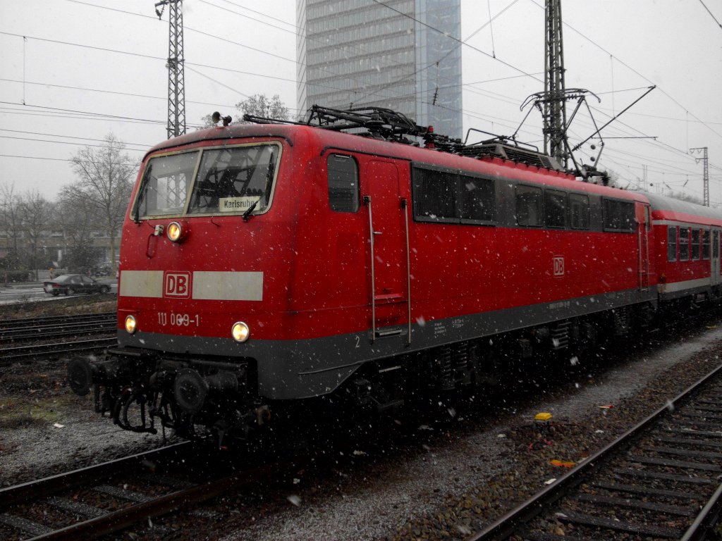 111 009-1 bei Schneetreiben im Mannheimer Hbf. am 15.01.2013.