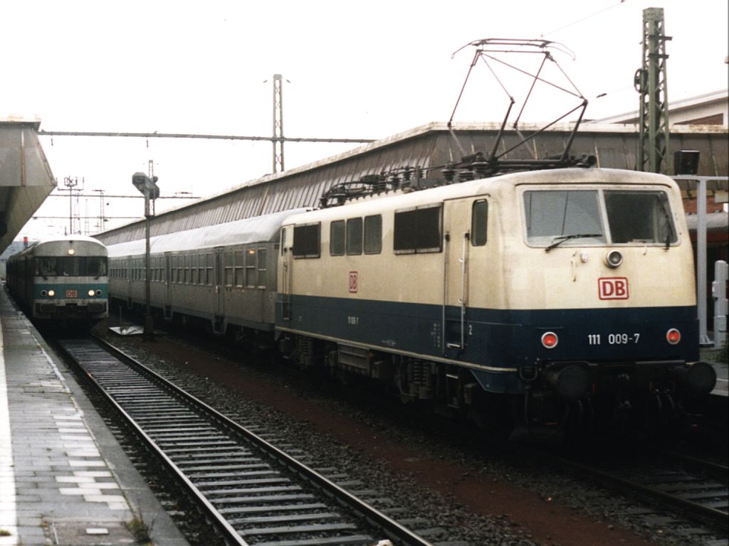 111 009-7 mit RE 7 Rhein-Mnsterland Express 10716 Mnster-Kln auf Mnster Hauptbahnhof am 28-10-2000. Bild und scan: Date Jan de Vries.