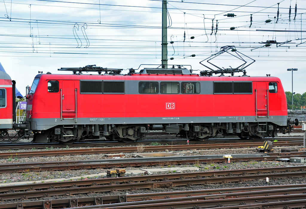 111 009-7 vor Regio beim K�lner Hbf - 18.10.2012