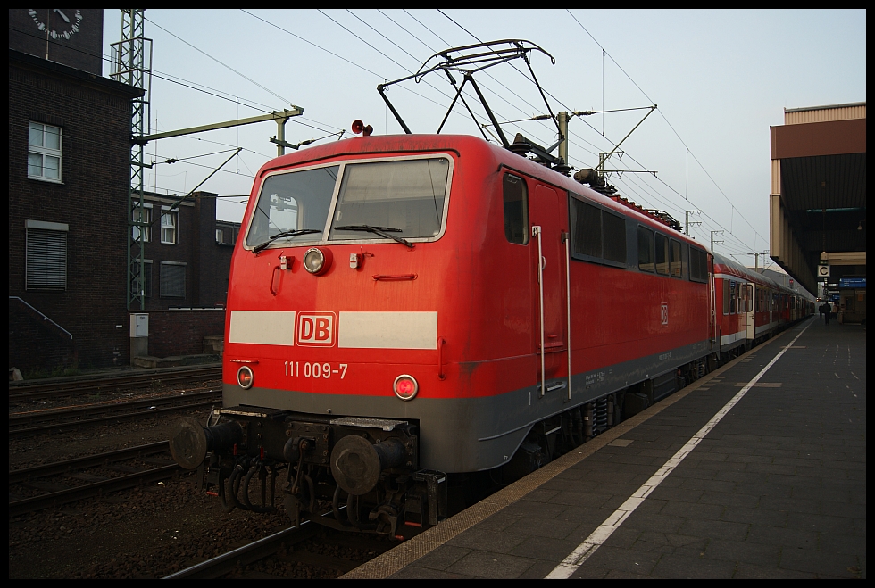 111 009 hngt an einer RB35 in Dsseldorf Hbf
