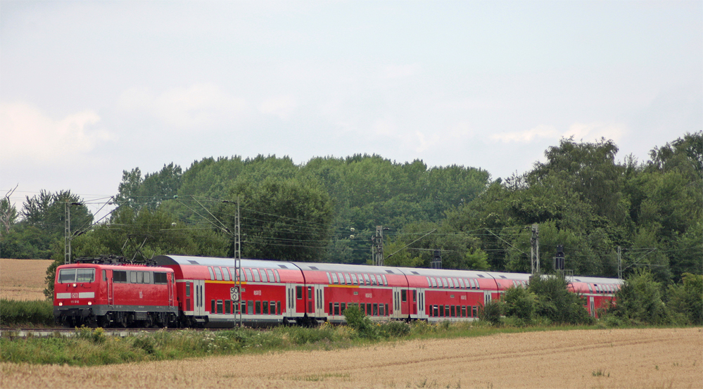 111 010 (91 80 6 111 010-5 D-DB) mit dem RE4865 aus Aachen nach Siegen kurz vor Langerwehe, 2.8.10