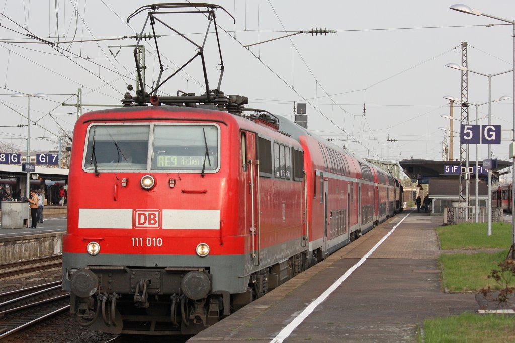 111 010 am 3.4.12 mit dem RE 9 nach Aachen bei der Abfahrt in K�ln Messe/Deutz.Am Zugschluss hin eine weitere 111er.