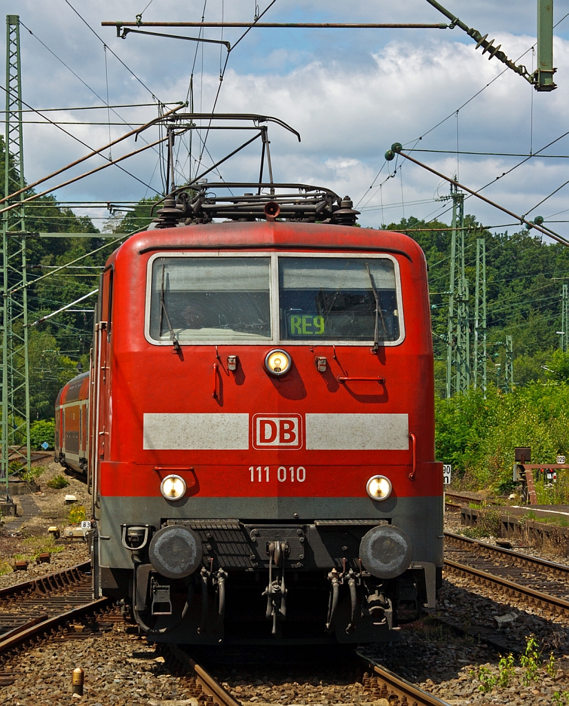 111 010 kommt mit dem RE 9 (Rhein-Sieg-Express) Aachen - Kln - Siegen, von Kln und fhrt gleich (22.07.2012) in den Bahnhof Betzdorf (Sieg) ein. Keine Angst ich stehe hier am Bahnsteig.