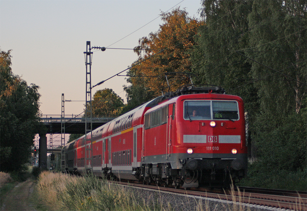 111 010 mit dem RE10432 aus Dortmund nach Aachen am Km 26.0 zwischen Geilenkirchen und bach-Palenberg, 18.7.10