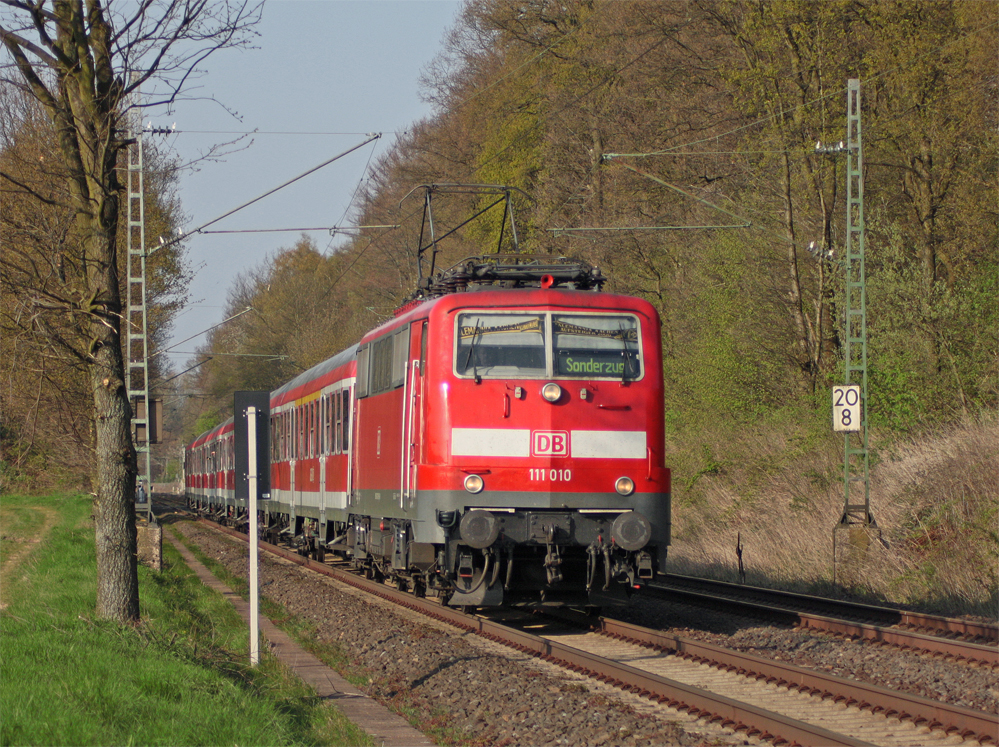 111 010 mit dem RE11171  Fu�ballsonderzug  (Ahlen (Westf.) - Aachen) am Km 20.8, 18.4.10
