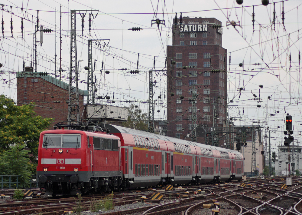 111 010 mit dem RE4869 aus Aachen nach Siegen bei der Einfahrt in Kln Hbf, 23.7.10