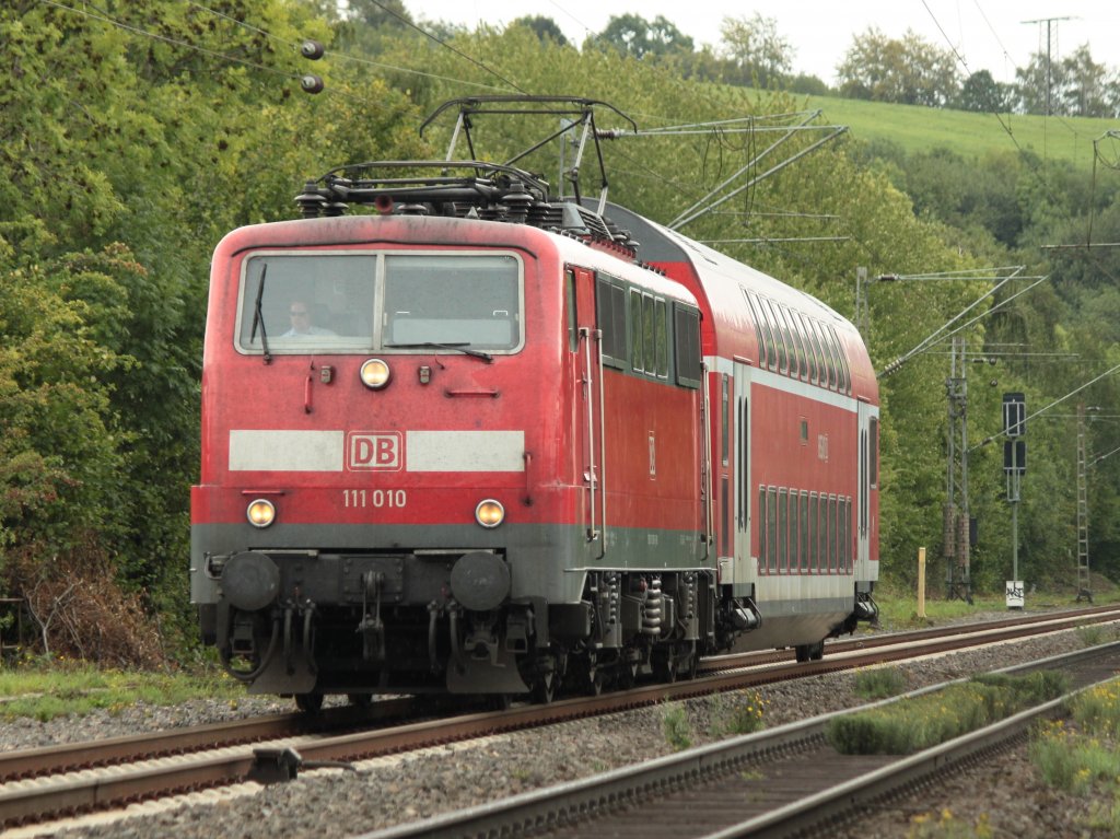 111 010 mit einem Dosto am 13.08.2011 auf der KBS 480 bei Eilendorf.