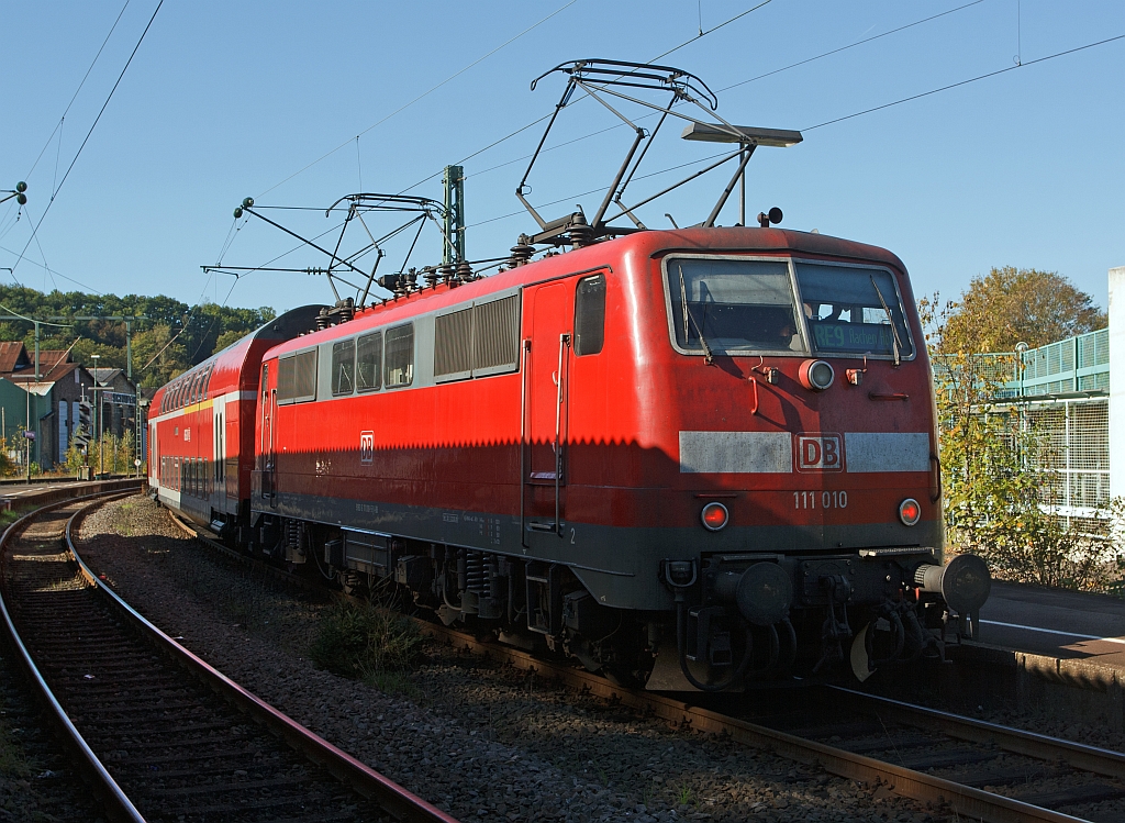 111 010 mit RE 9 am 15.10.2011 im Bahnhof Betzdorf/Sieg, hier geht heute auf der Schiene, wegen Bauarbeiten, nicht weiter. Die Lok ist gerade, fr die andere Fartrichtung, am umbgeln.