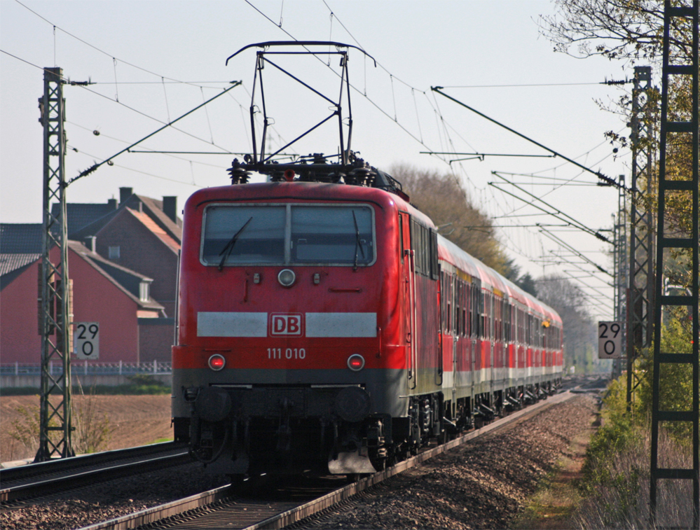 111 010 schiebt den RE11170 als  Fu�ballsonderzug  aus Aachen nach Ahlen (Westf.) hier bei Km 29.0 18.4.10