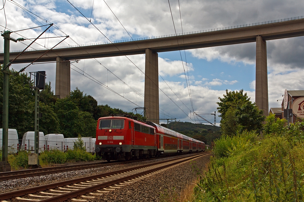 111 010 zieht den RE 9 (Rhein-Sieg-Express) Aachen - Kln - Siegen, hier am 21.07.2012 hat sie gerade die 105 m hohe Siegtalbrcke (A45) unterquert und fhrt weiter in Richtung Siegen. 