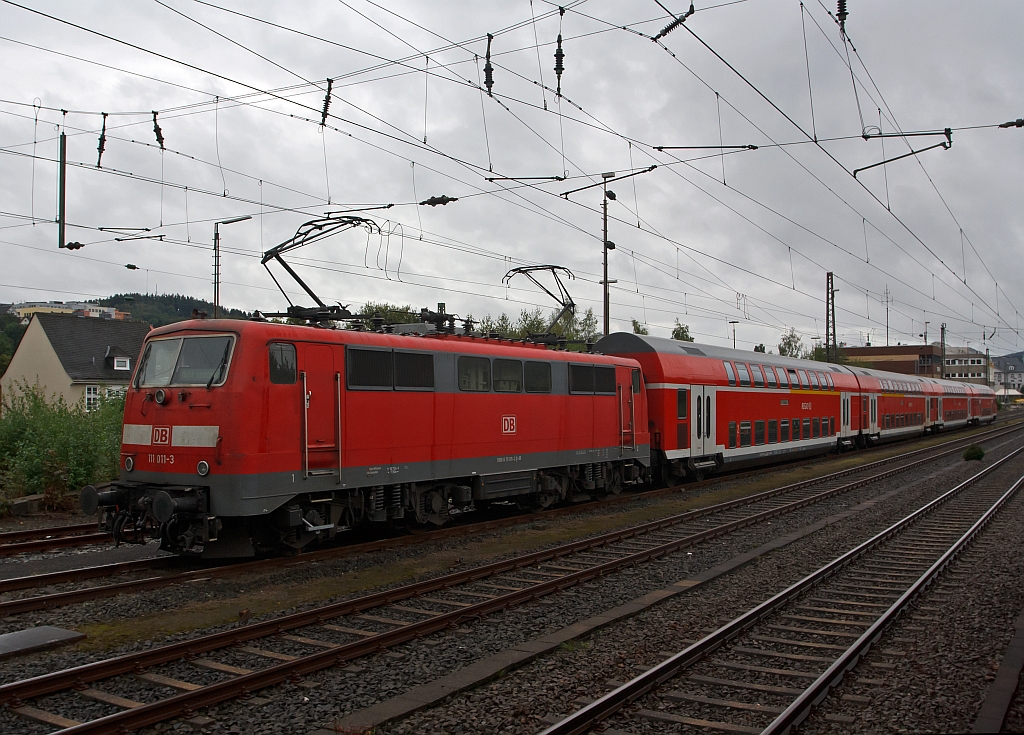 111 011-3  ist mit dem RE 9 am 18.09.2011 abgestellt hinter dem Hbf und Stellwerk (Sf) Siegen. Der Grund im Hbf war durch das 150 j�hrige Streckenjubil�um (Ruhr-Sieg-Strecke), zu wenig Platz. Interessant ist das die Lok 2-fach aufgeb�gelt ist. Die Aufnahme ist aus fahrendem Sonderzug gemacht worden.