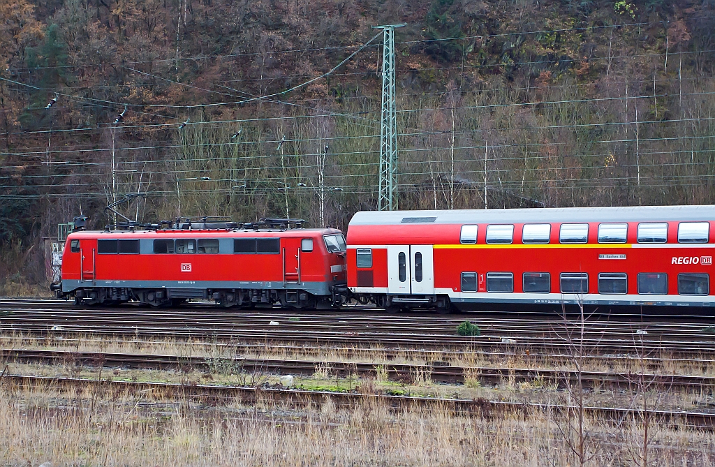 111 012-1 schiebt den RE 9 (Rhein-Sieg-Express) von Betzdorf/Sieg weiter in Richtung K�ln - Aachen.