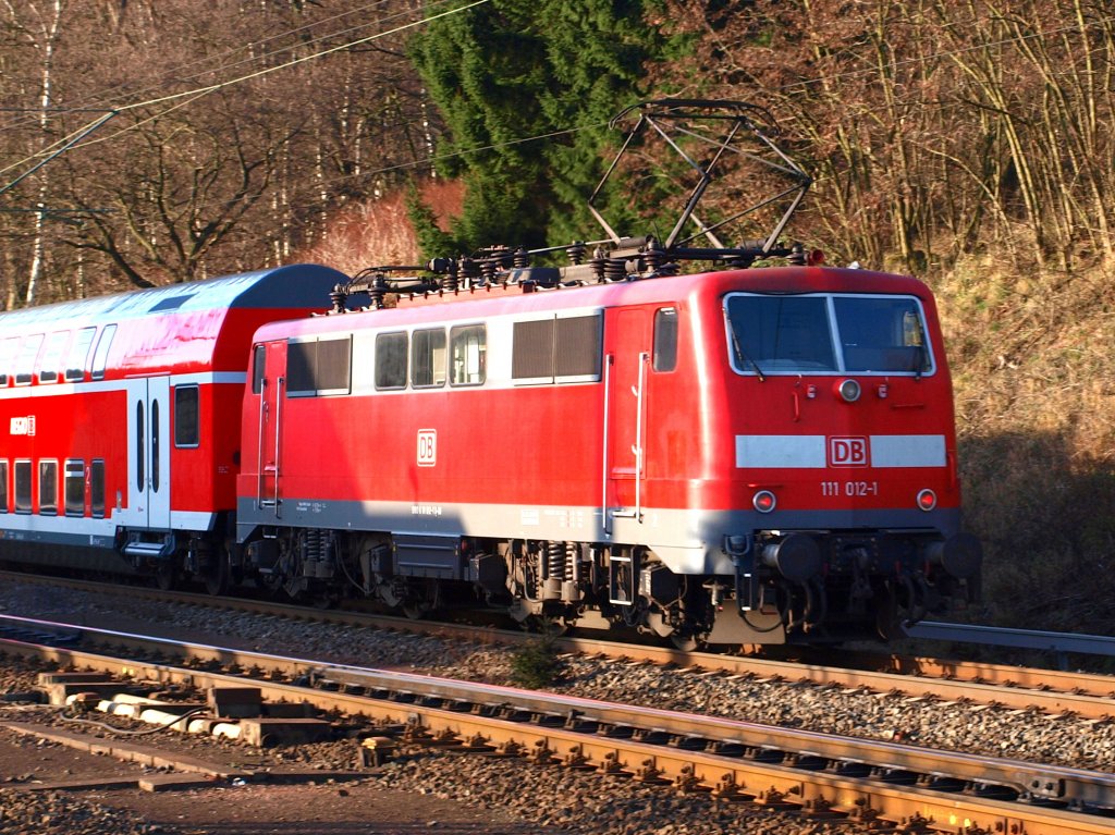 111 012-1 schiebt den RE1 in den Stolberger Bahnhof
