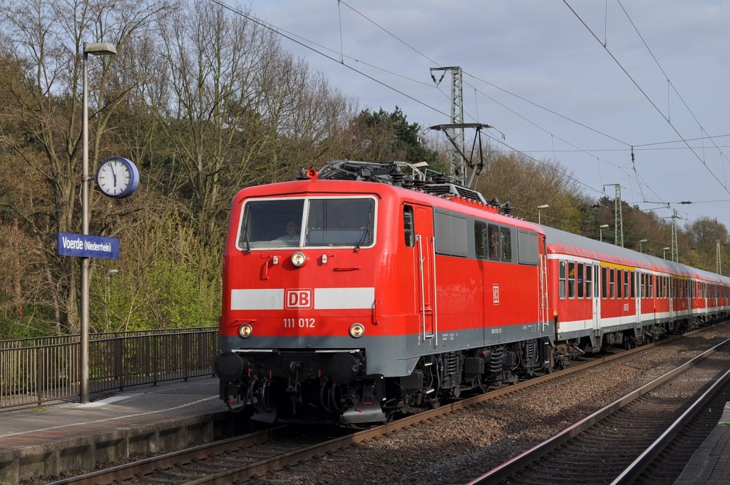 111 012 im Bahnhof Voerde am 16.04.2010
