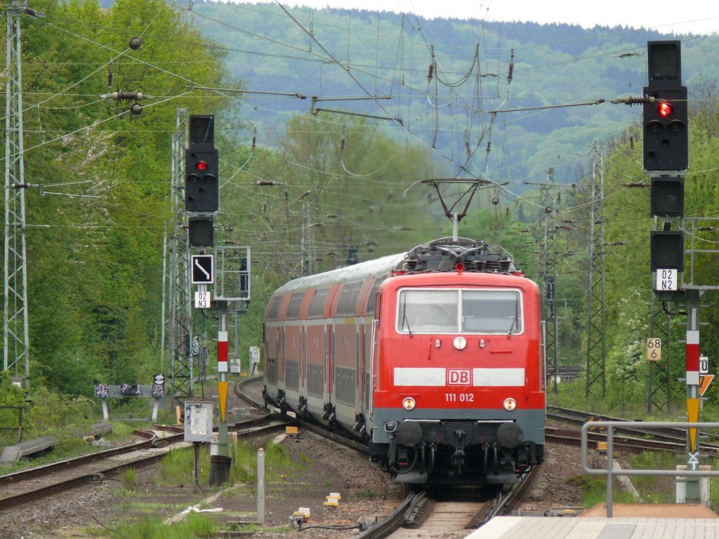 111 012 mit dem RE4871 Aachen - Kln am Haken erreicht pnktlich um 14.14 Uhr die Haltstelle Aachen Rothe Erde. Aufgenommen am 01/05/2010. 