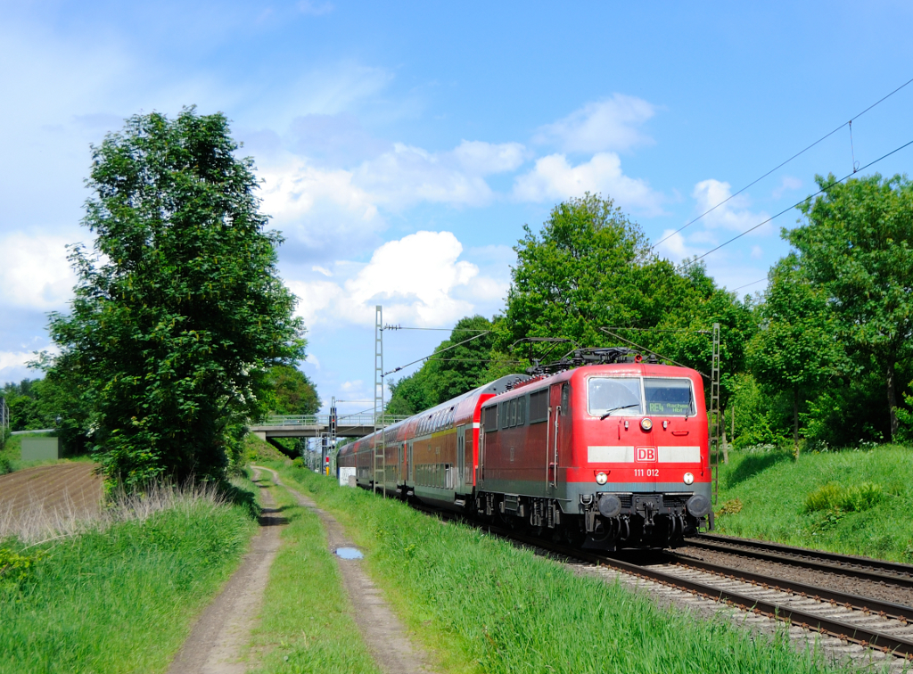 111 012 mit Dosto bei schnsten Fotowetter am 24.5.2013 aufem Weg nach Aachen (KBS 485)hier bei bach-Palenberg / Frelenberg