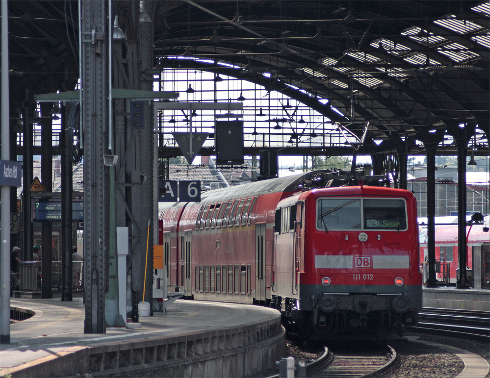 111 012 steht mit dem RE4870 aus Siegen gerade angekommen in Aachen Hbf am Bahnsteig, 24.7.10