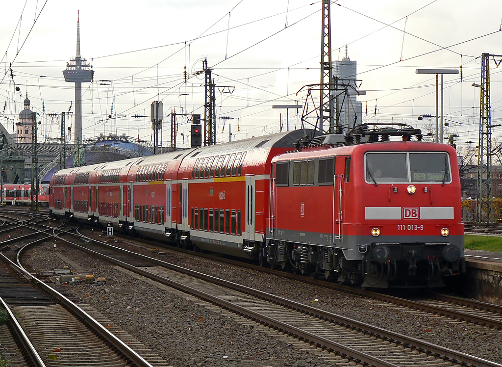 111 013-9 am RE9 in K�ln Messe/Deutz am 19.11.2010