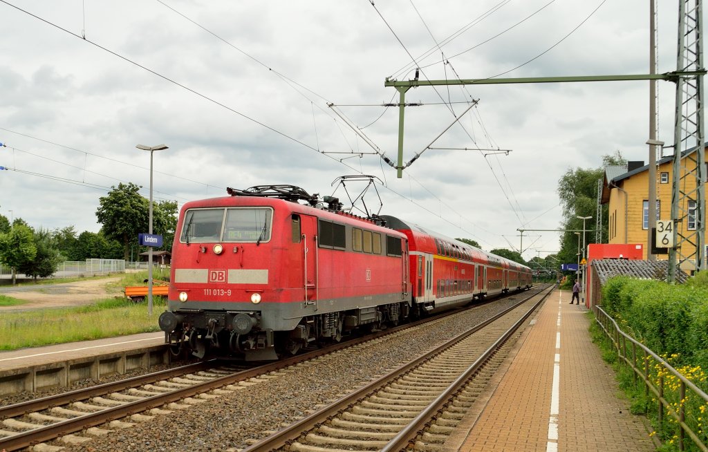 111 013-9 fhrt sogerade in Lindern ein. Nach wenigen Minuten setzt sie ihre Fahrt nach Aachen fort, ihr nchster Halt ist Geilenkirchen. 22.6.2013