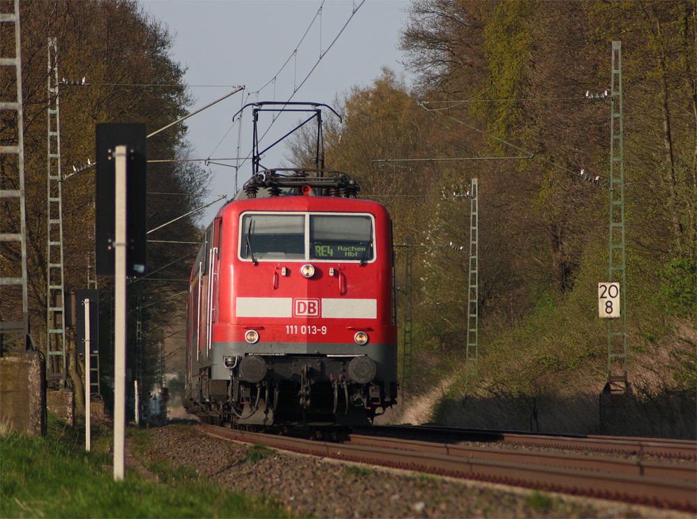 111 013-9 mit dem RE10426 nach Aachen am Km 20.8, 18.4.10