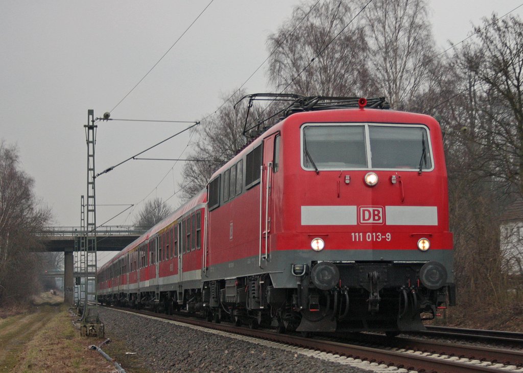 111 013-9 mit dem RE11592 (RE4 - Dsseldorf-Aachen)kurz hinter dem Bahnhof Geilenkirchen 12.3.10