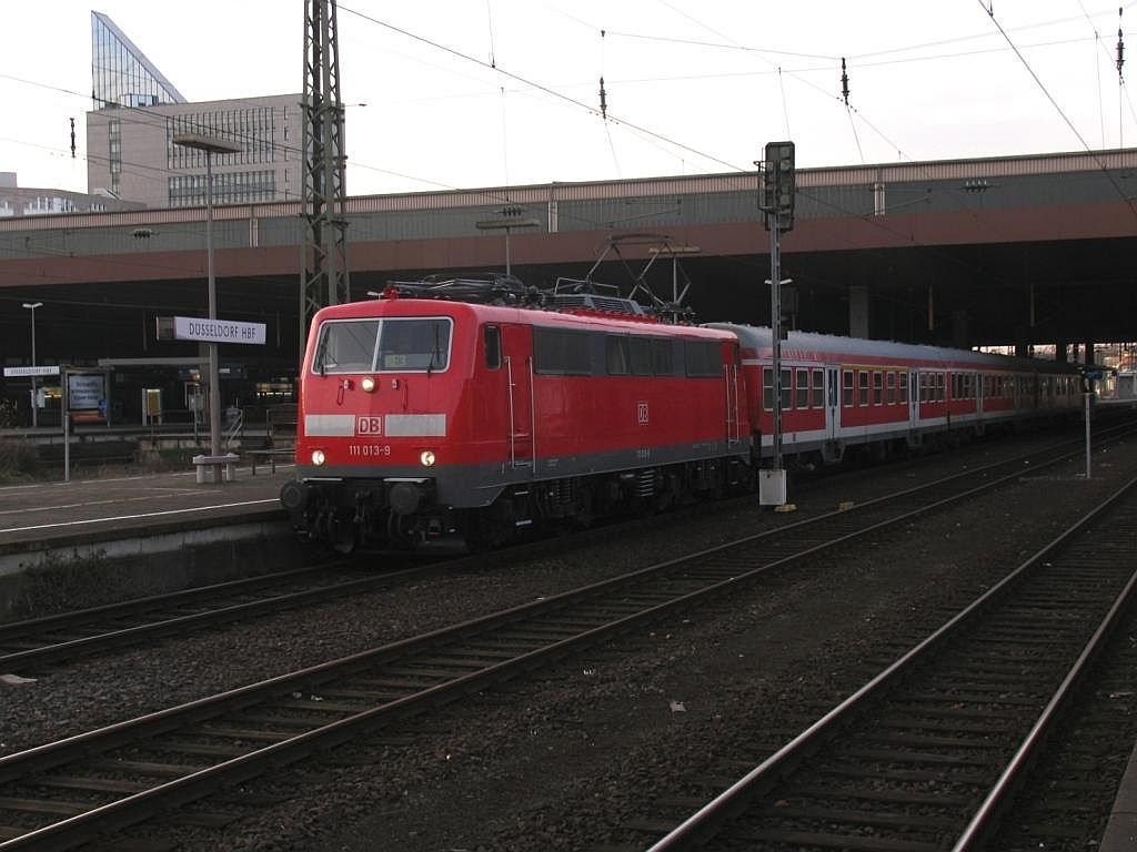 111 013-9 mit RE 10311 Dsseldorf Hbf-Hamm auf Dsseldorf Hauptbahnhof am 28-12-2007.