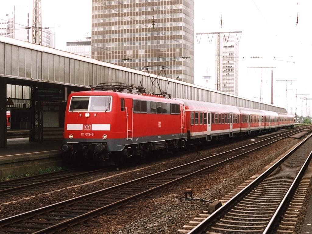 111 013-9 mit RE 2 Rhein-Haard-Express 10215 Rheydt Hbf-Mnster Hbf auf Essen Hauptbahnhof am 23-08-2004. Bild und scan: Date Jan de Vries. 