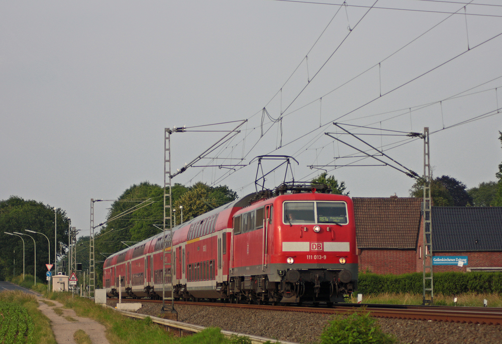 111 013-9 mit der RE4 aus Dortmund nach Aachem am Km 29.0 bei Geilenkirchen-S�ggerath, 22.6.10