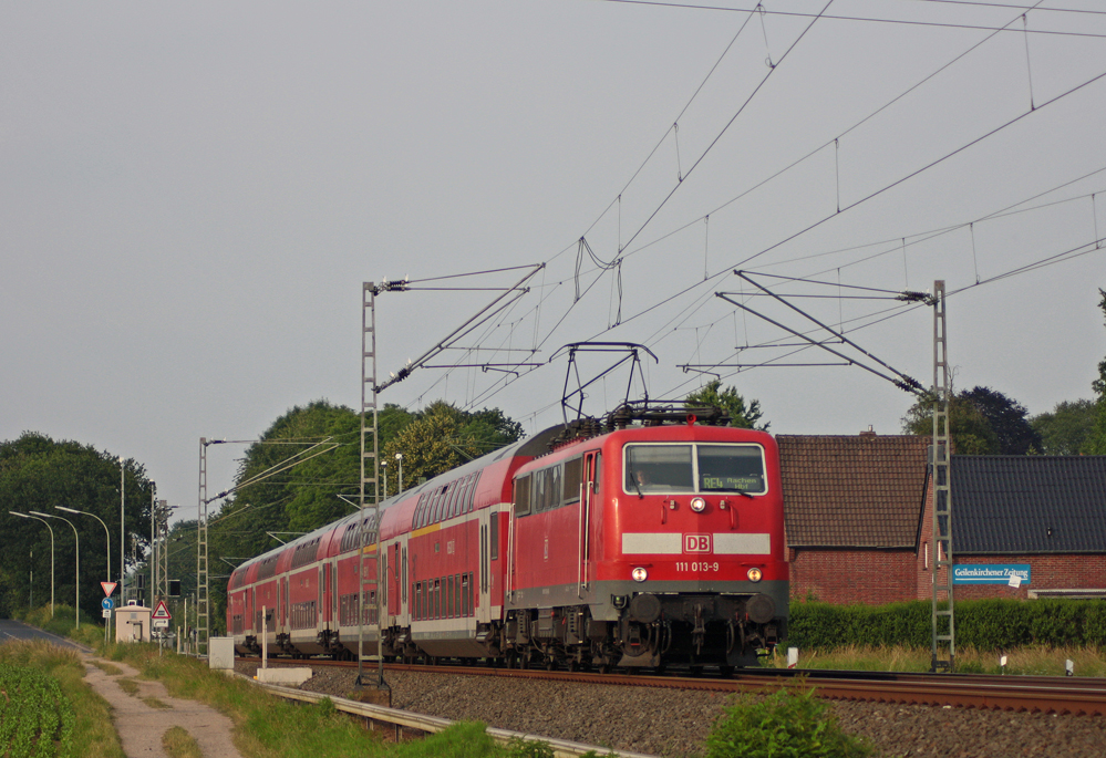 111 013-9 mit der RE4 aus Dortmund nach Aachem am Km 29.0 bei Geilenkirchen-Sggerath, 22.6.10