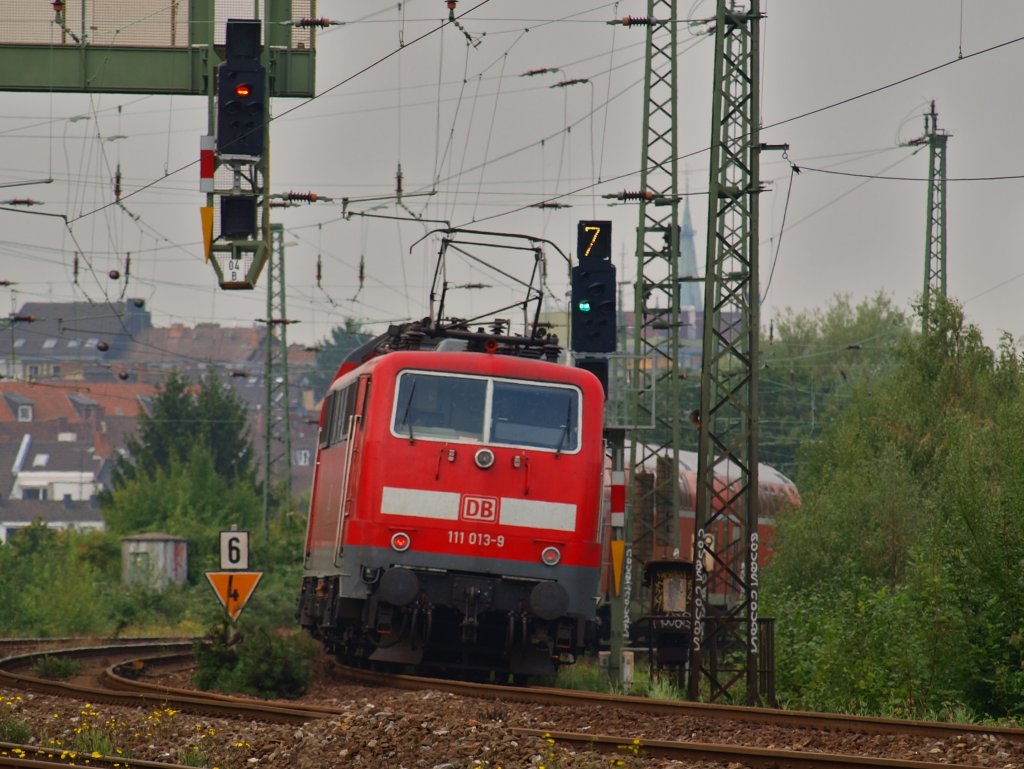 111 013-9 schiebt den RE9 am 03.09.2010 durch die lange Rechtskurve vor dem Burtscheider Viadukt,kurz vor dem Zielbahnhof Aachen Hbf.