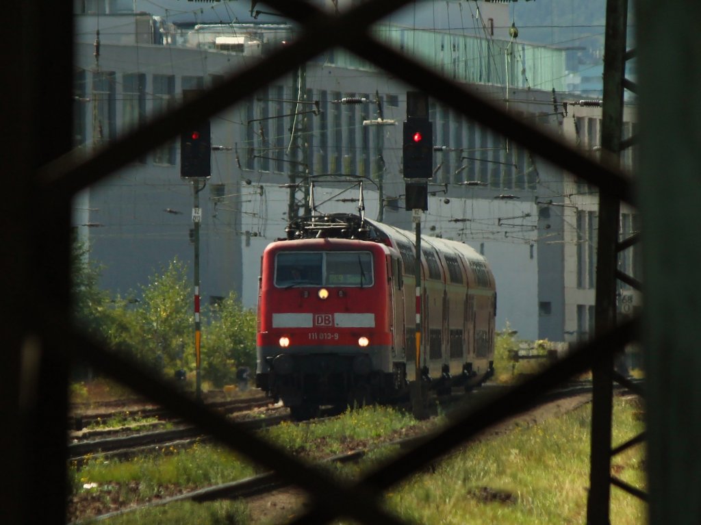 111 013-9 zieht am 01.09.2012 den RE9 auf der KBS 480 bei Aachen Rothe-Erde nach Siegen.
