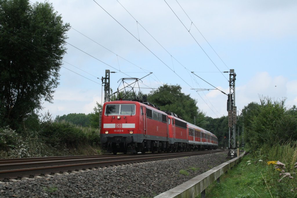 111 013-9 zieht die RE4 Verstrker Garnitur aus Richtung Aachen kommend ber die Strecke bei Langerwehe. 02.08.2010, Langerwehe.