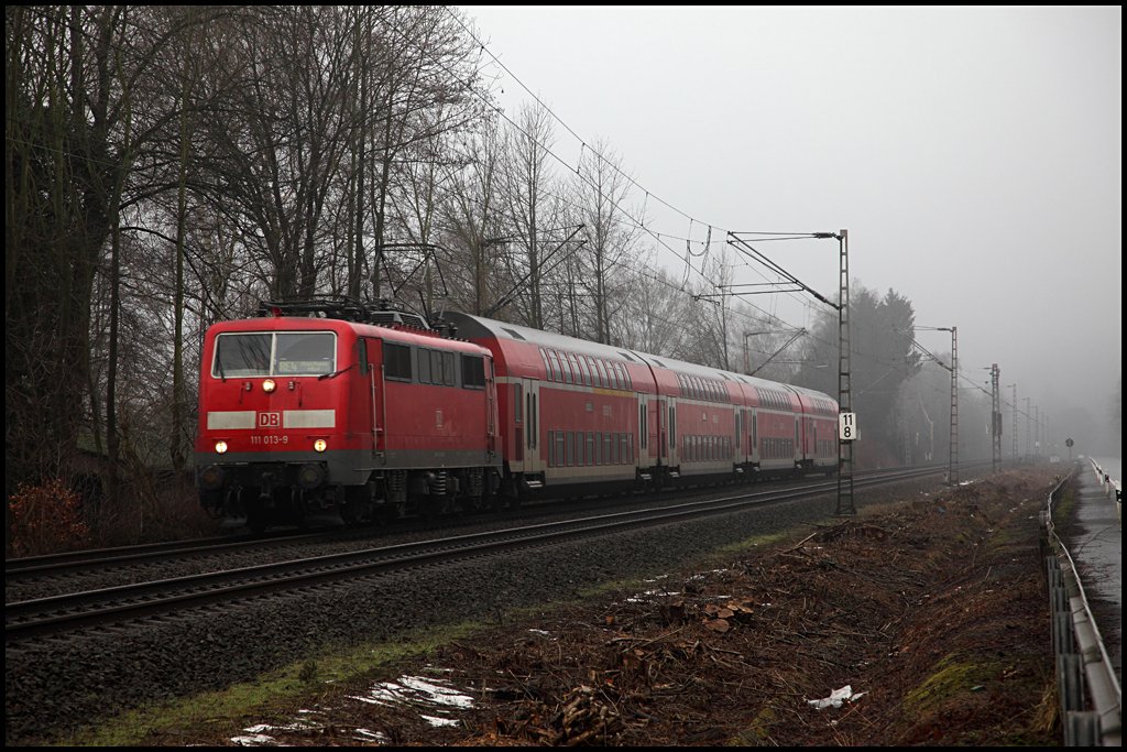 111 013 (9180 6111 013-9 D-DB) ist mit einem RE4  Wupper-Express , Dortmund Hbf - Aachen Hbf, zwischen Witten(Ruhr) und Wetter(Ruhr) unterwegs. (06.02.2010)