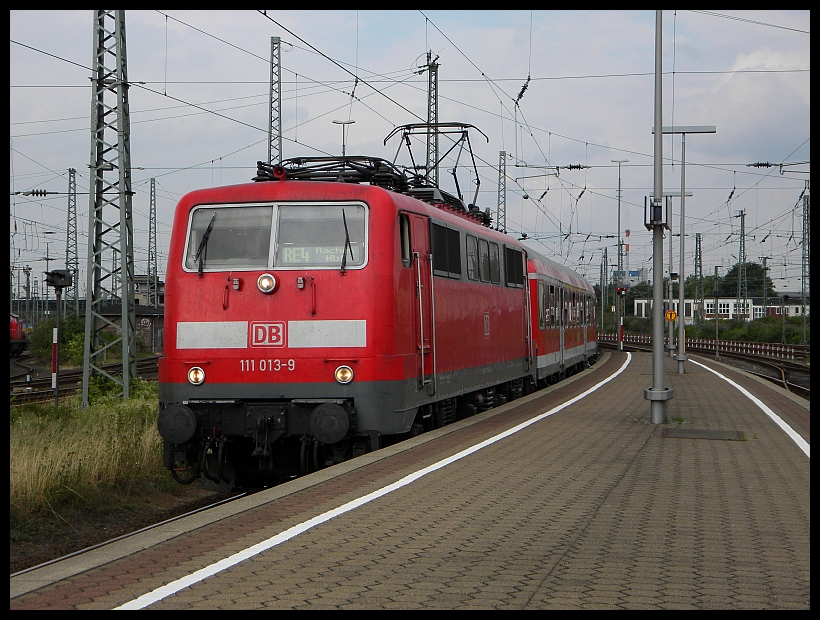 111 013 mit dem RE4 bei der Einfahrt in Neuss Hbf