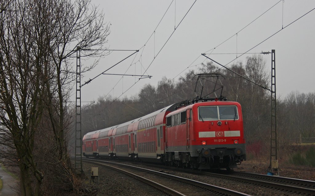 111 013 schiebt den RE10425 nach Dortmund, hier gerade am Km 22.0 kurz vor �bach-Palenberg 