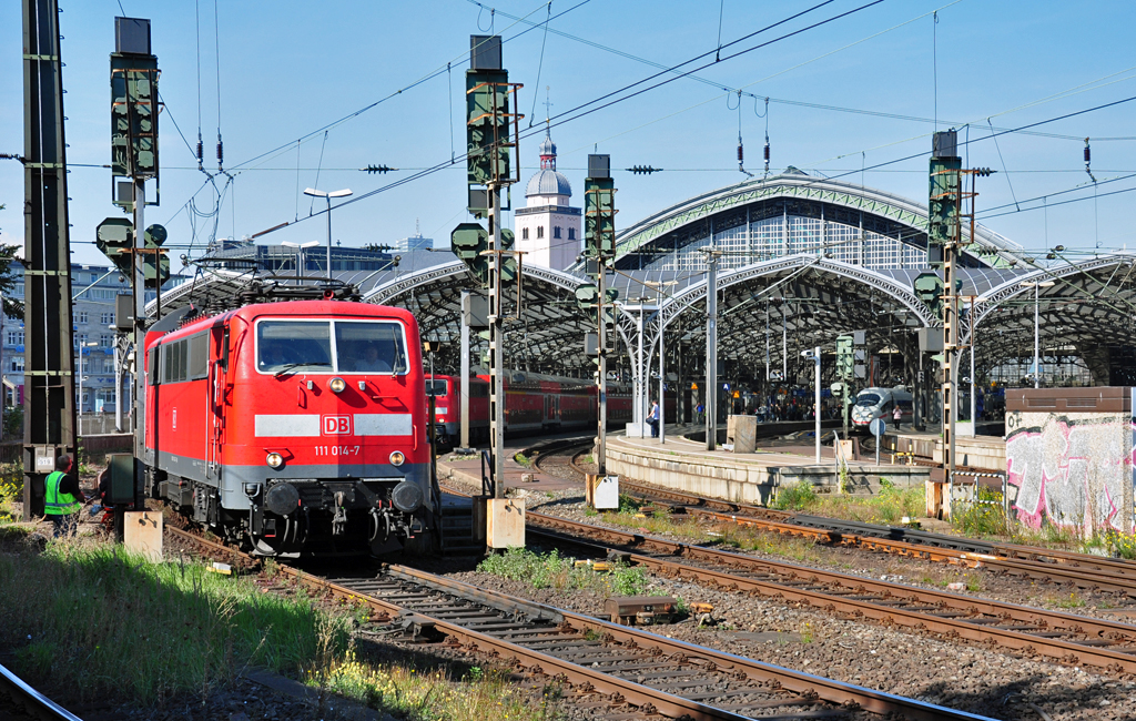 111 014-7 Ausfahrt vom K�lner Hbf in Richtung Hohenzollernbr�cke - 21.09.2010