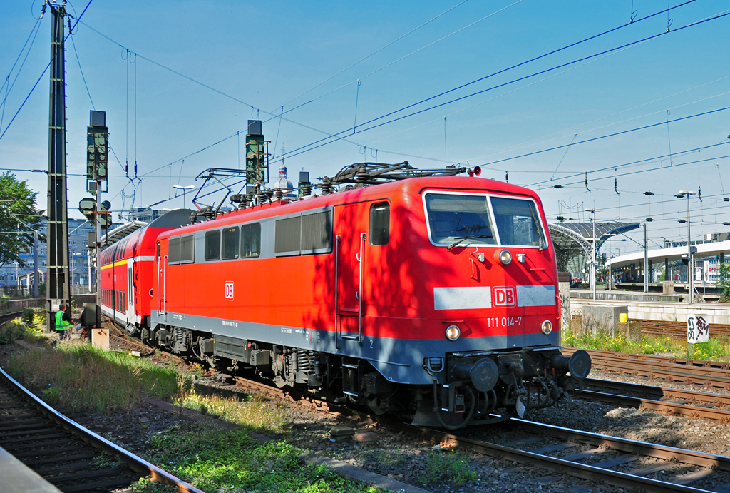 111 014-7 mit Dostos verl��t K�ln-Hbf in Richtung Hohenzollernbr�cke - 21.09.2010