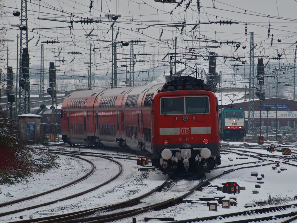 111 014-7 schiebt von Aachen Hbf kommend am 30.11.2010 den RE4 nach Aachen West. Recht im Bild steht Cobra 186 204 mit einem gemischten Gterzug und wartet auf Streckenfreigabe Richtung Kln.