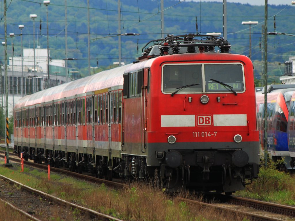 111 014-7 steht am 11.05.2013 mit einer RE1 Verst�rkergarnitur in Aachen Rothe-Erde.