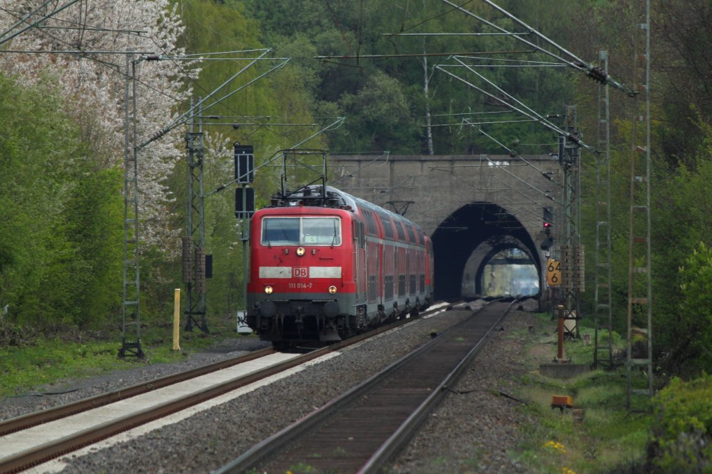 111 014-7 zieht den RE9 auf der KBS 480 bei Eilendorf nach Aachen Hbf, geschoben wird von 111 075-8.