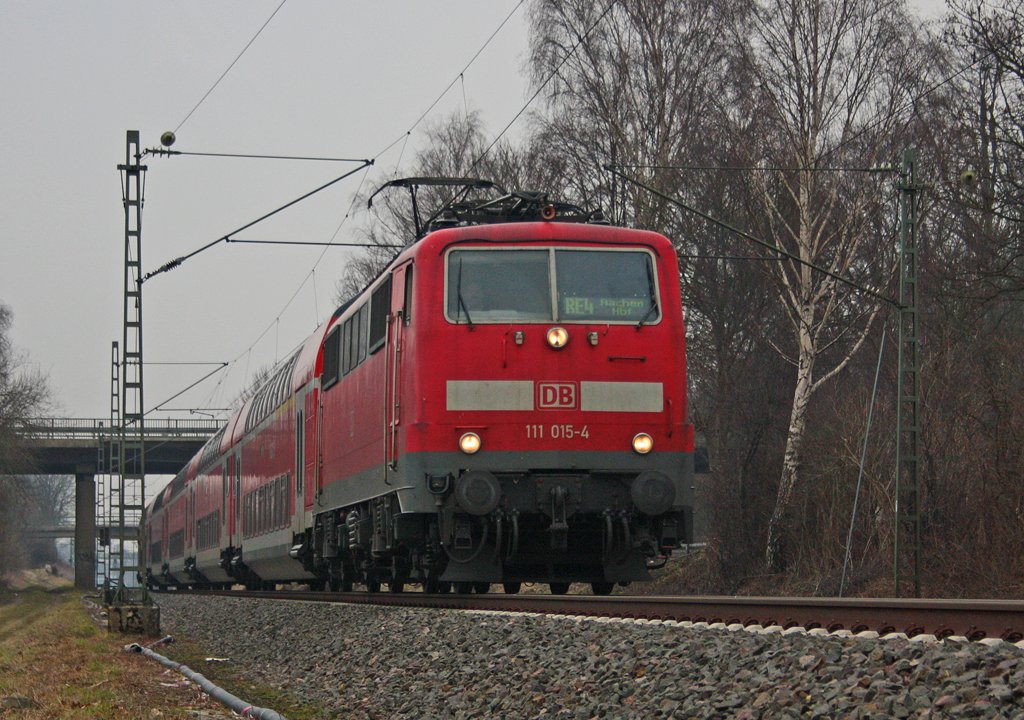 111 015-4 mit dem RE10422 nach Aachen kurz hinter dem Bahnhof Geilenkirchen 12.3.10