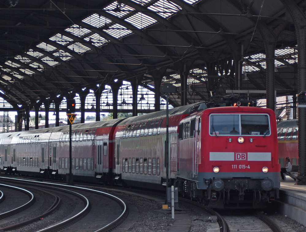 111 015-4 mit dem RE10422 aus Dortmund bei der Einfahrt in Aachen Hbf, 24.7.10