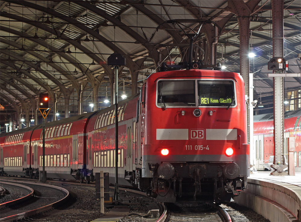 111 015-4 mit dem RE10437 nach Dortmund in Aachen Hbf, nicht auf's FIS achten, es mag euch belgen ;-) 

31.10.10