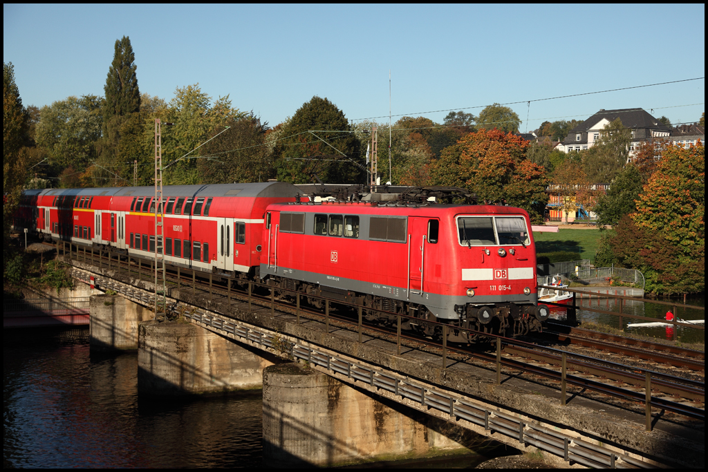 111 015 (9180 6111 015-4 D-DB) berquert mit dem RE4  WUPPER-Express  den Harkortsee bei Wetter(Ruhr). (10.10.2010)