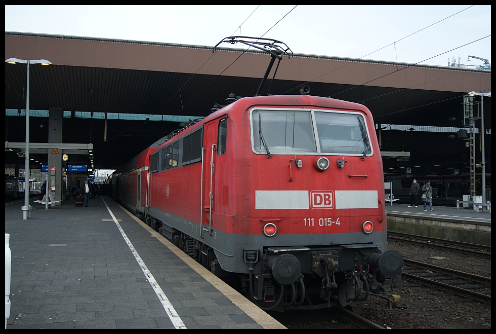 111 015 hngt an einem RE4 in Dsseldorf Hbf